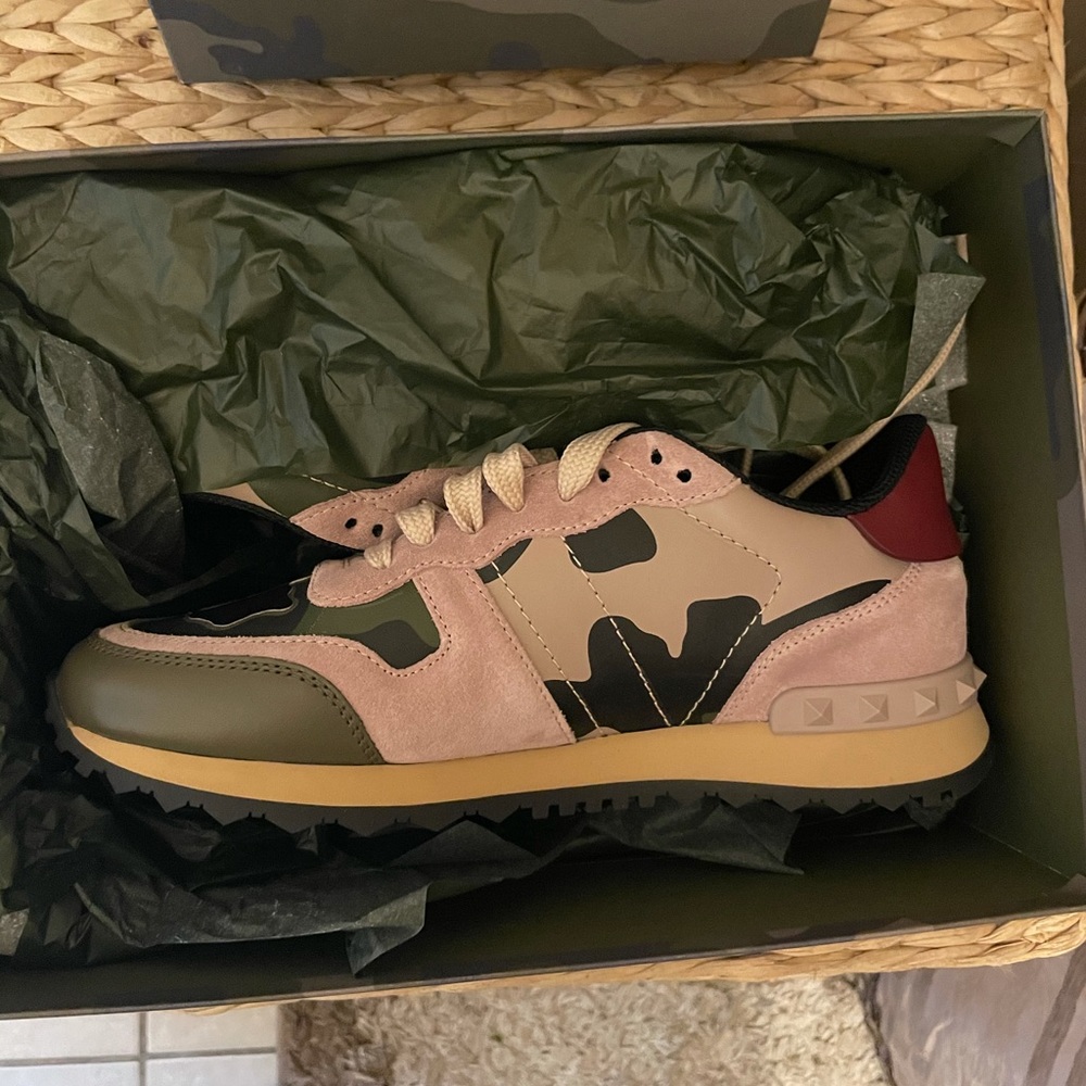 New Women’s Valentino Rockrunner Sneakers